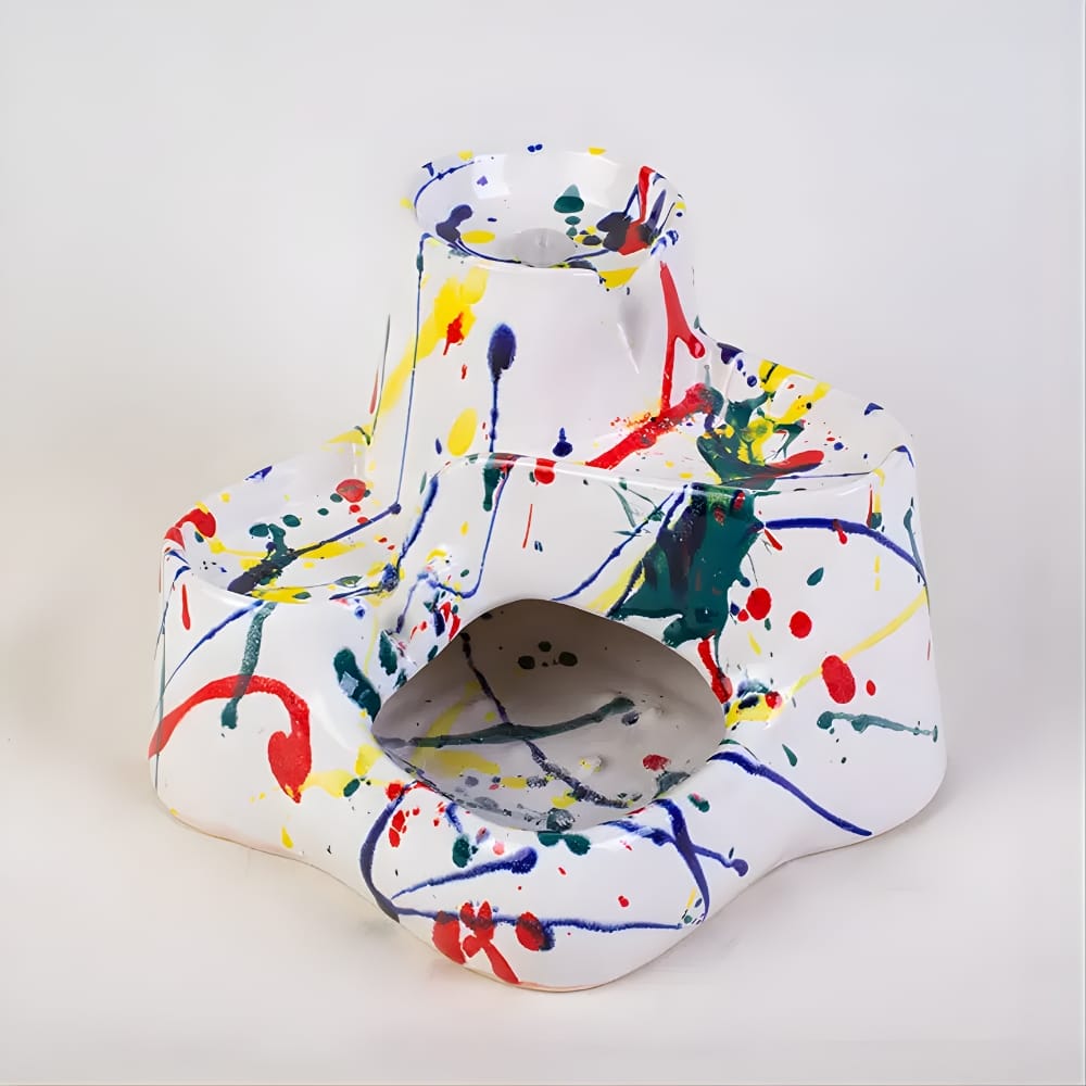 Chat buvant d'une fontaine à eau