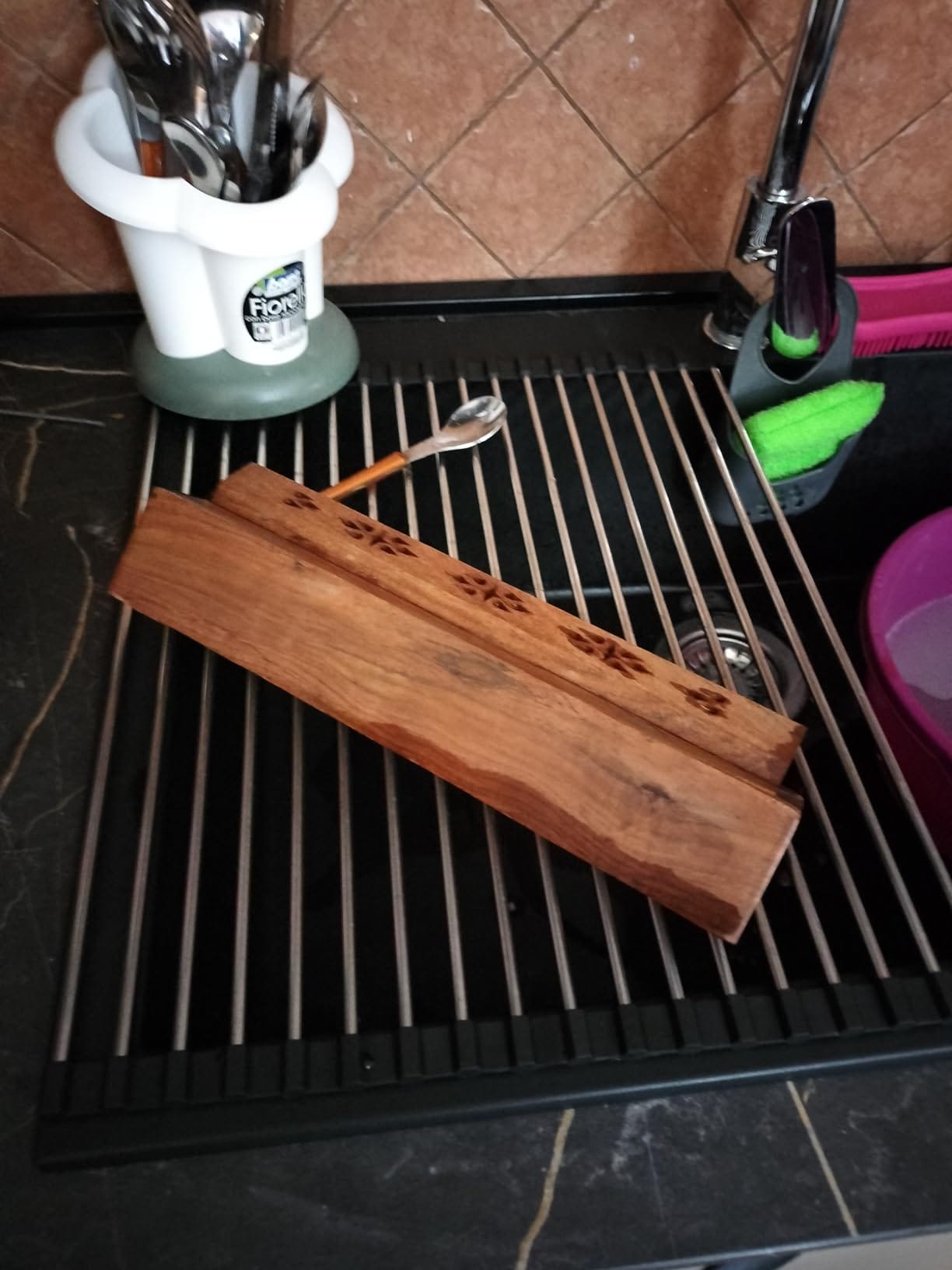 Scolapiatti compatto e funzionale