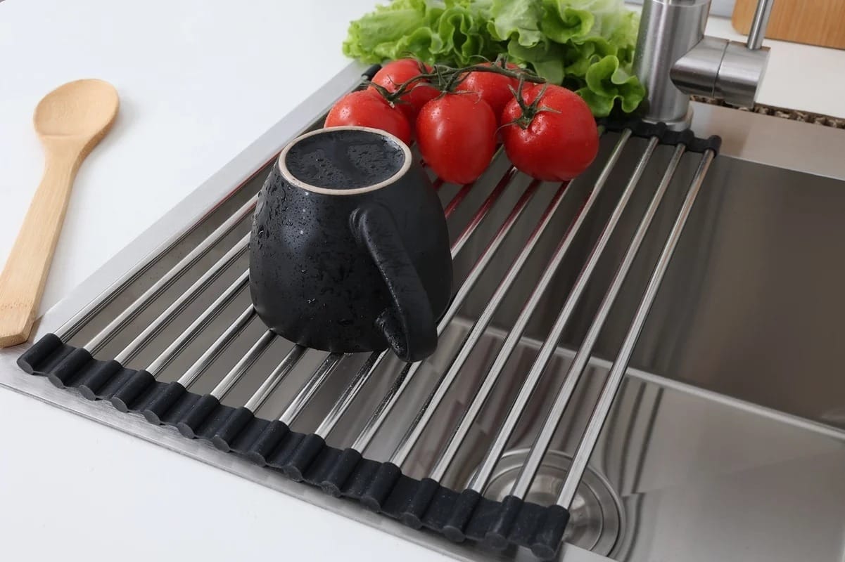 Scolapiatti arrotolabile sopra lavello