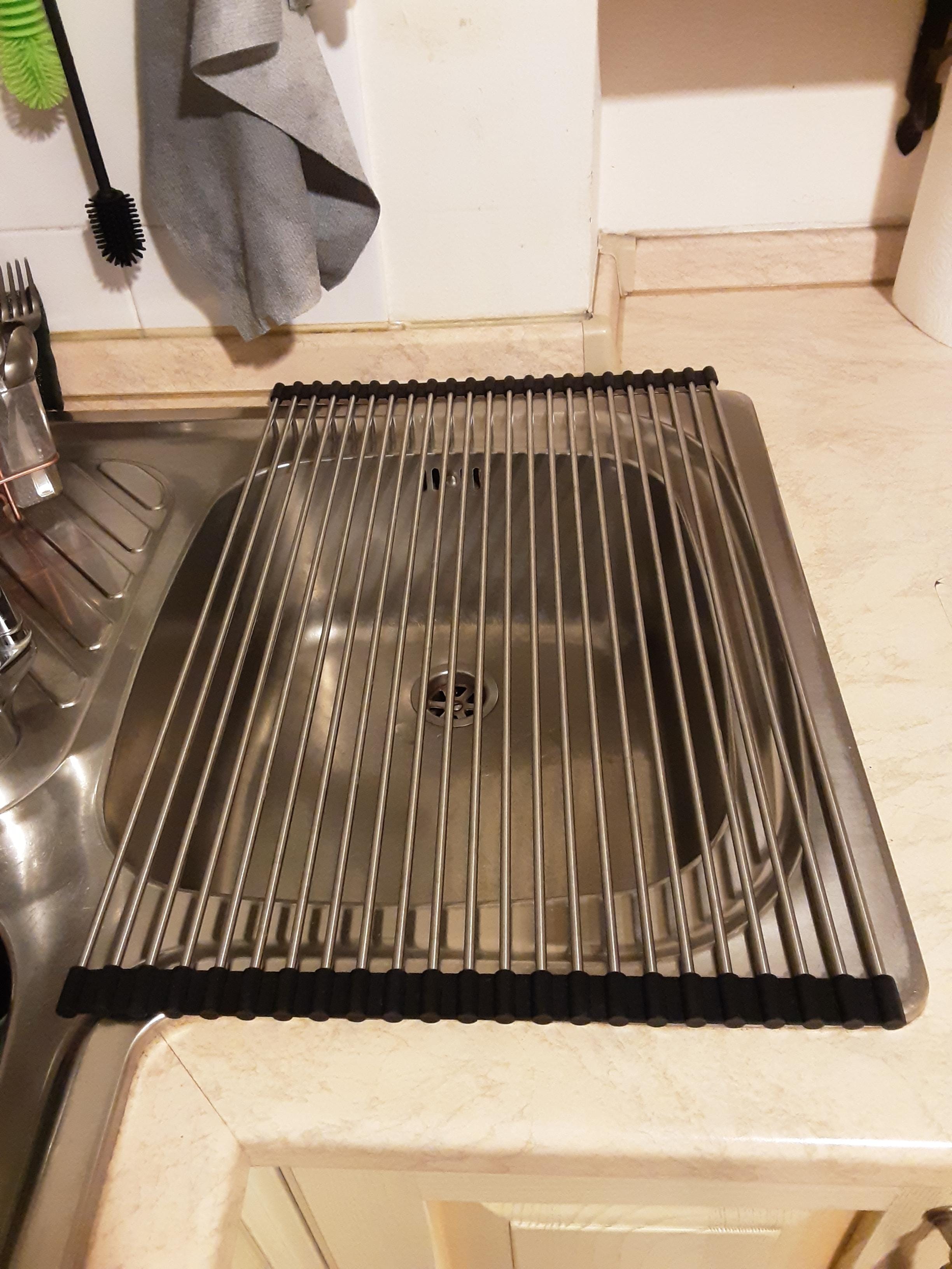 Scolapiatti arrotolabile sopra lavello