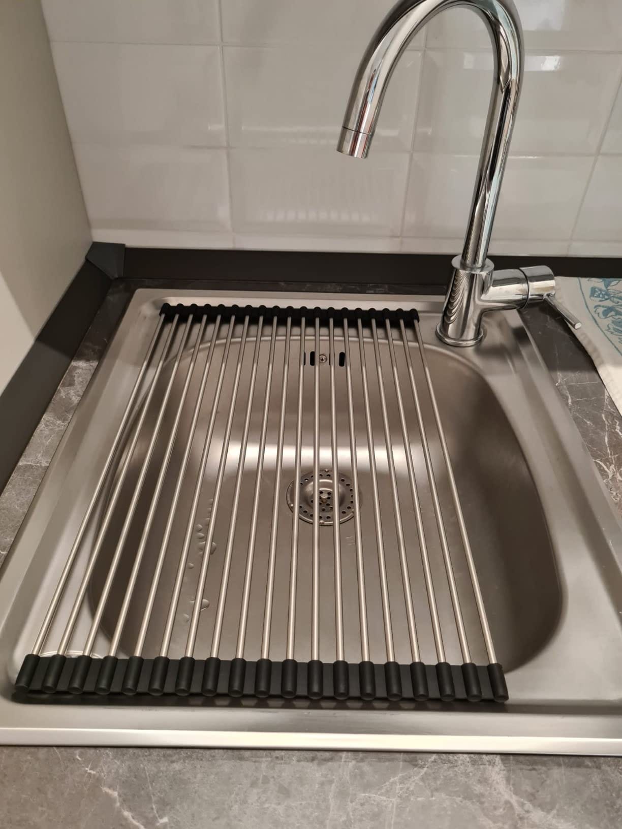 Scolapiatti multifunzionale e resistente