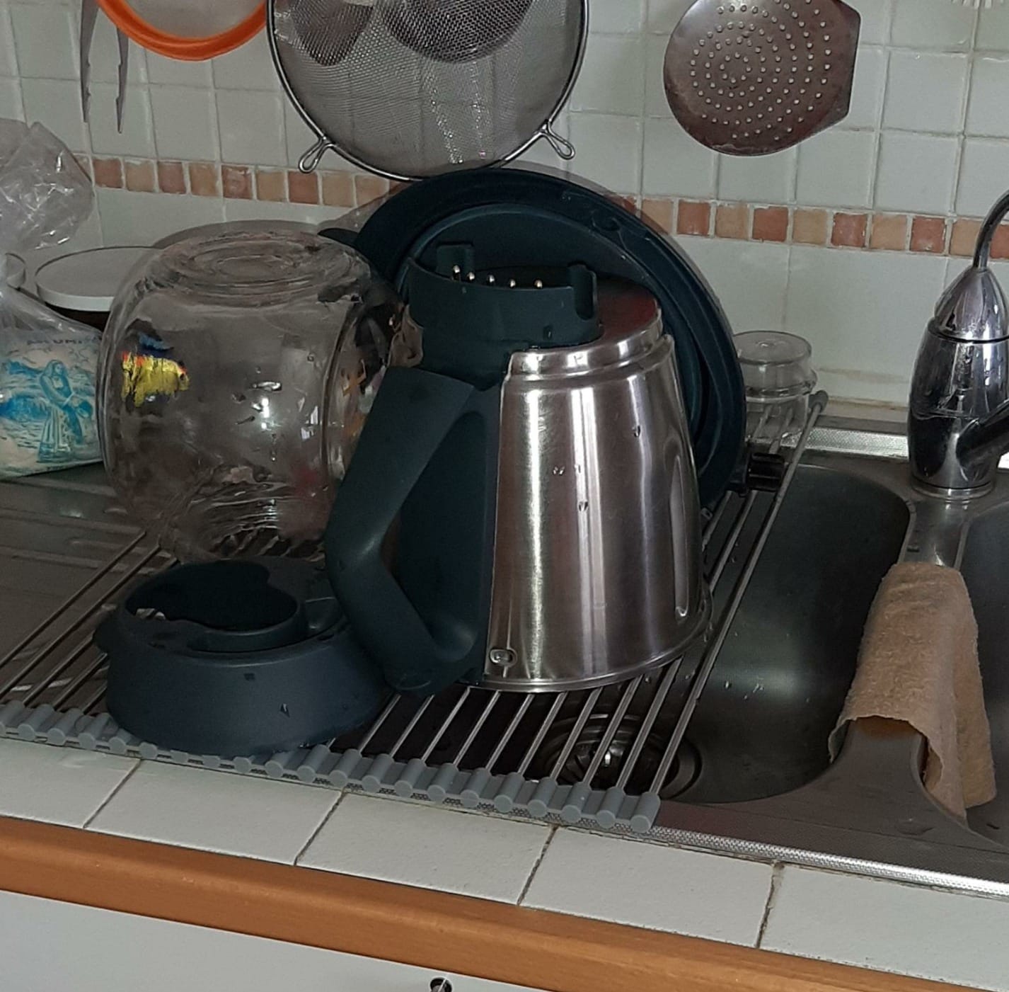 Scolapiatti essenziale per cucine moderne