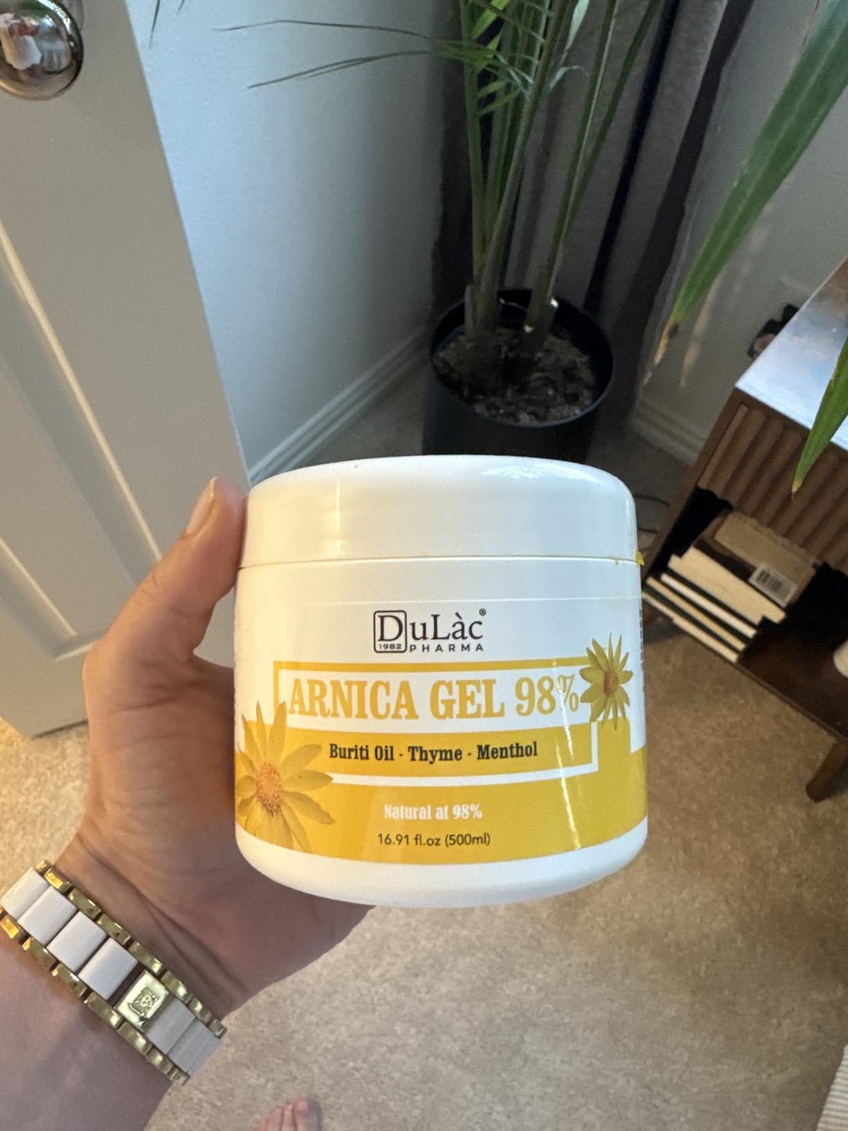 Cliente felice che mostra ProductX