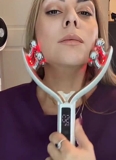 Customer using RAFSKINTECH™ ContourLift Pro on jawline