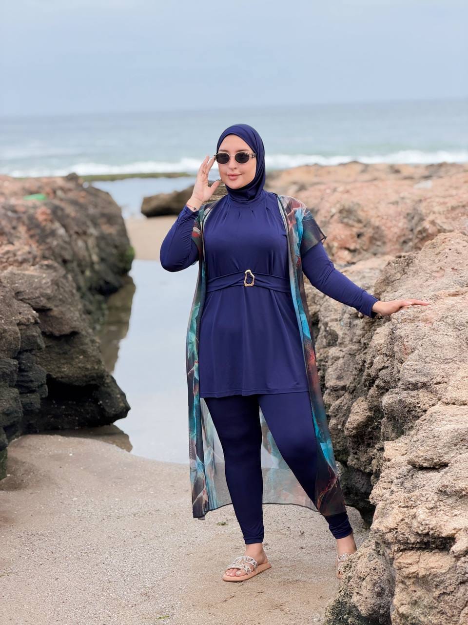 صورة لرجل يرتدي روب الاسترخاء