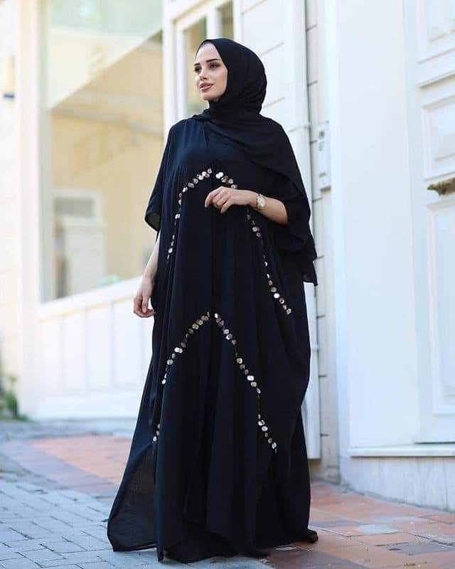 عباية سوداء بتصميم عصري