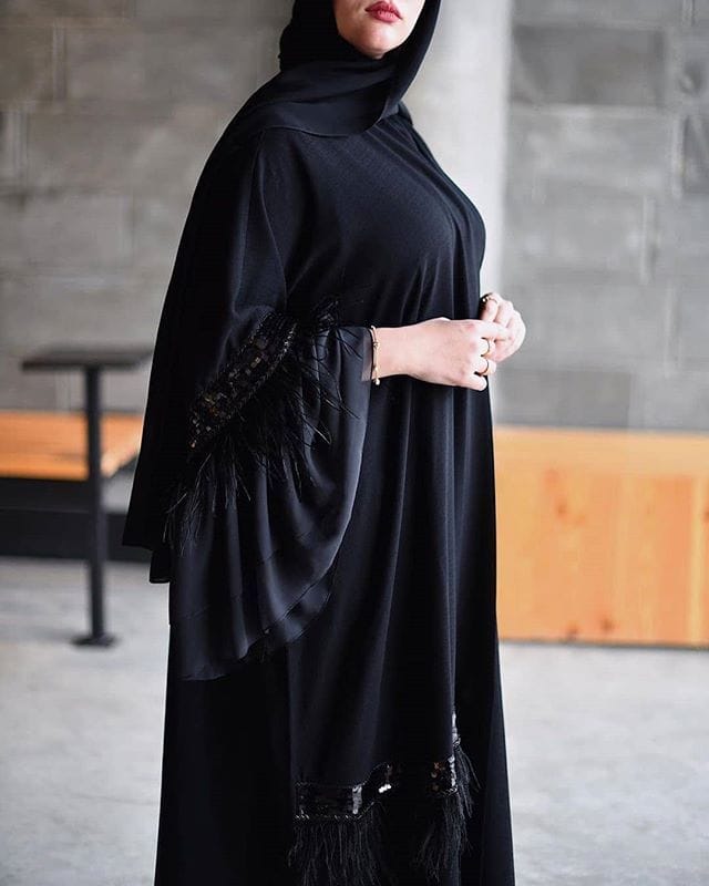عباية سوداء بتفاصيل مميزة