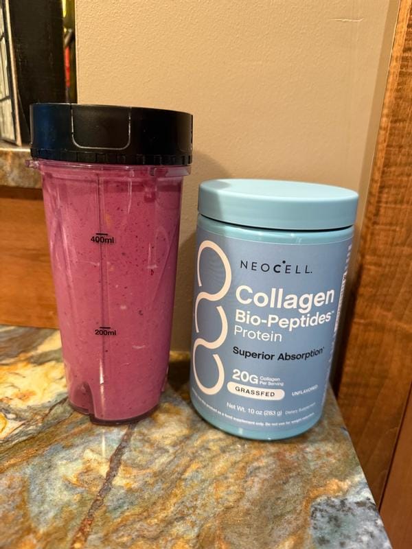 Persona mostrando piel y cabello mejorados con NeoCell Collagen