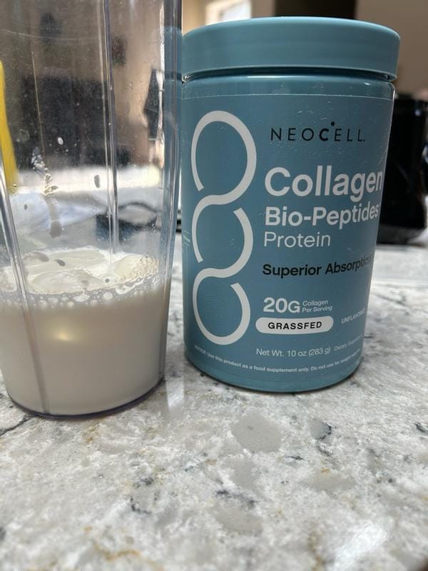 Cliente mostrando cabello y uñas saludables después de usar NeoCell Collagen