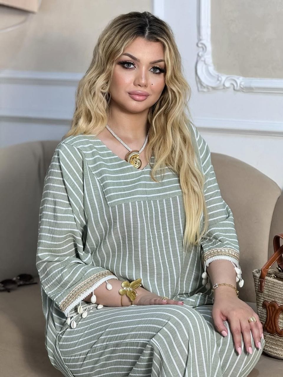 فستان صيفي أنيق باللون الأزرق