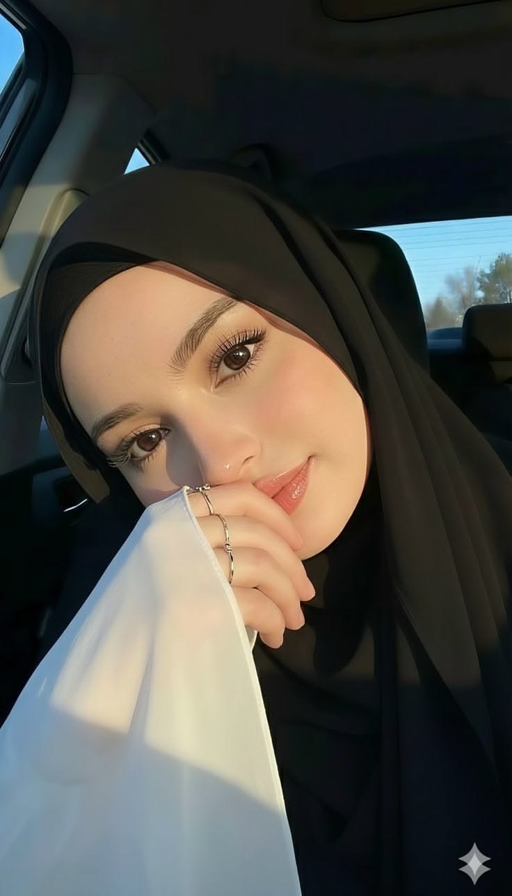 صورة لشخص يضع عطر الفيرومونات