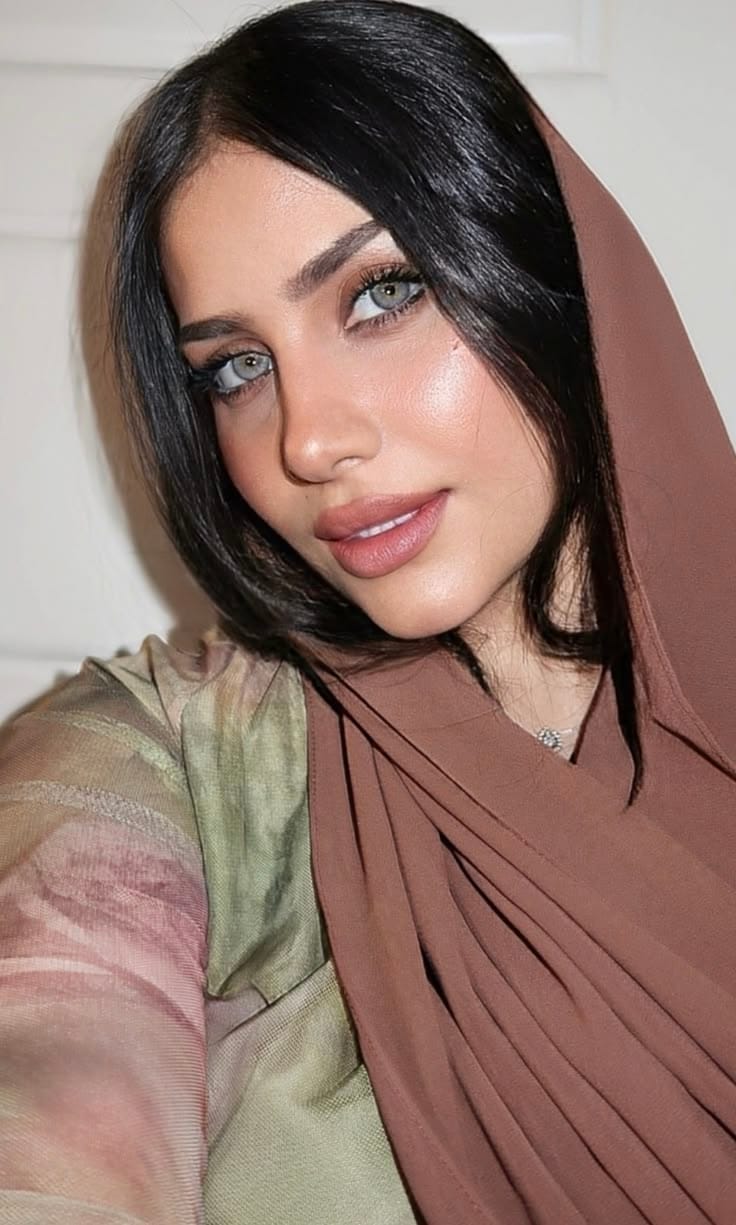 صورة لزجاجة عطر مع عبوة