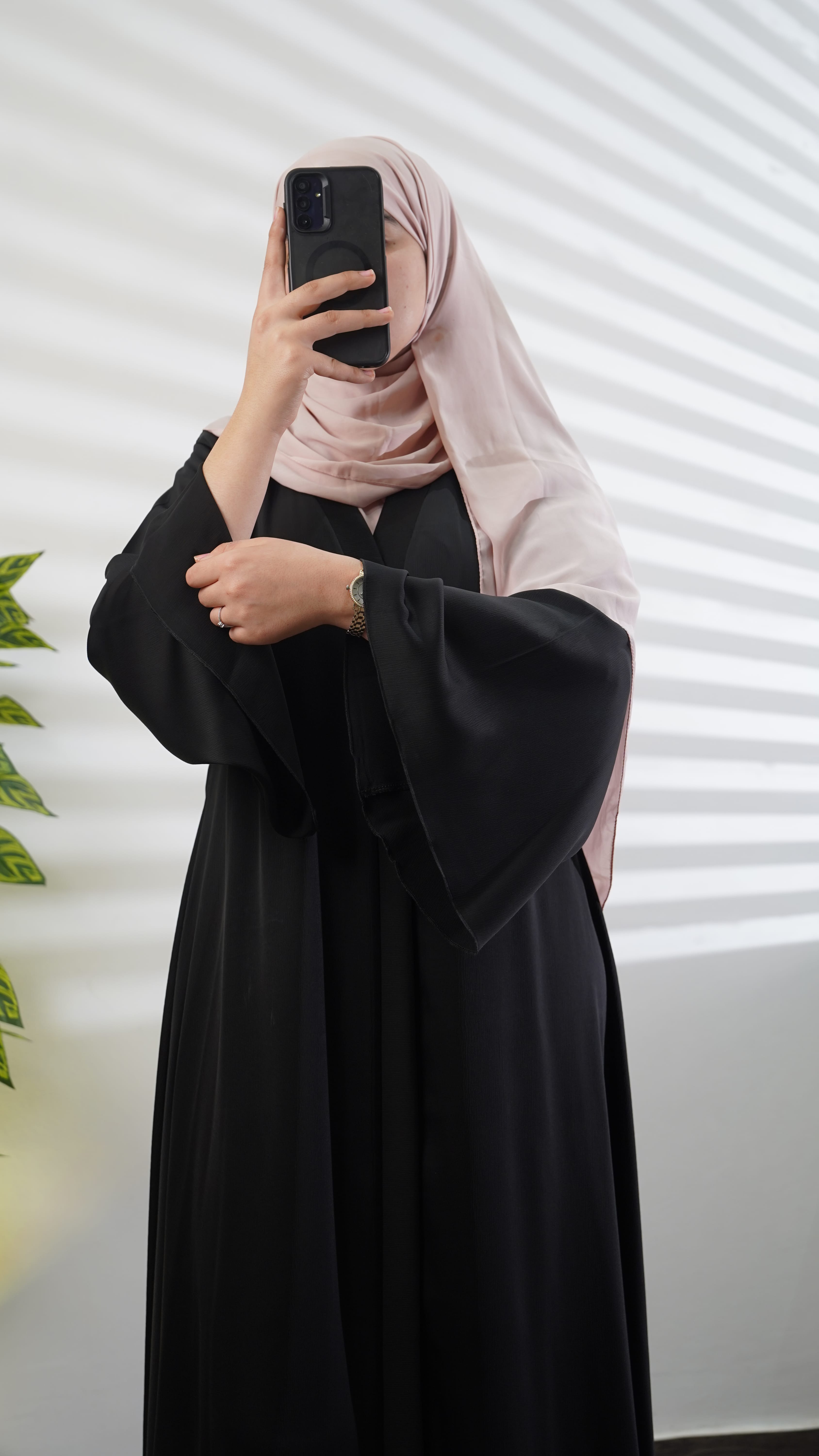 امرأة ترتدي عباية لينا الأنيقة في الخارج