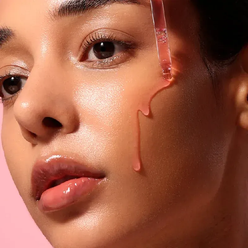 صورة توضح تأثير المنظف في تنظيف البشرة بعمق