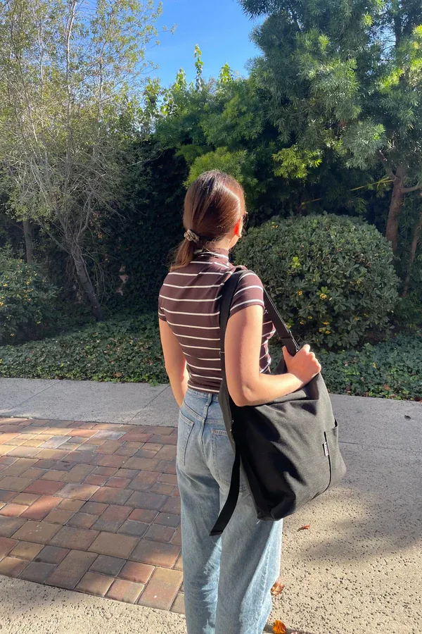 Yabirosa bag in a cozy cafe