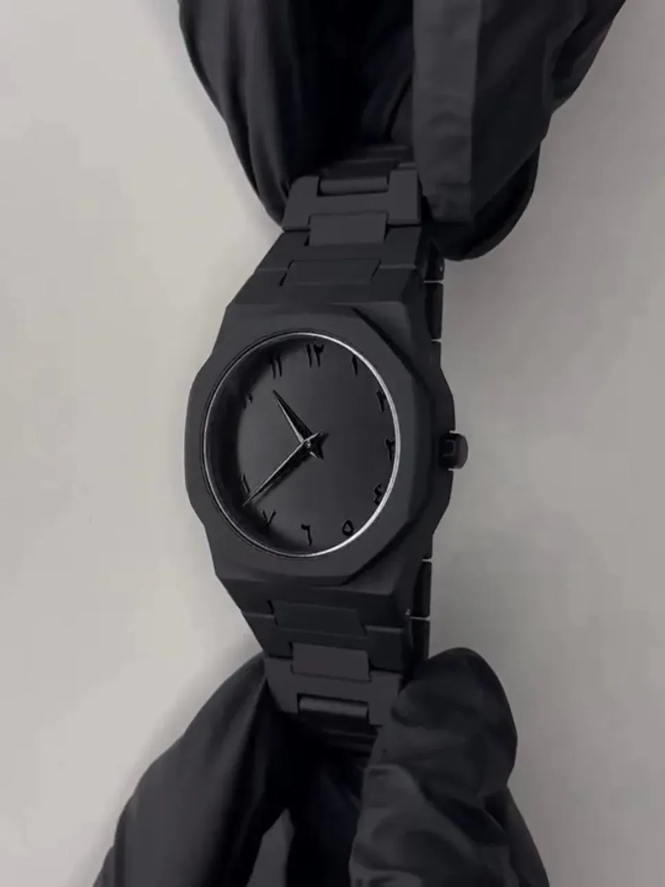 Reloj elegante con números árabes