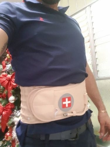 امرأة في الخمسينيات من عمرها، شرق أوسطية، تشعر بالراحة وهي تمارس أنشطتها. avatar