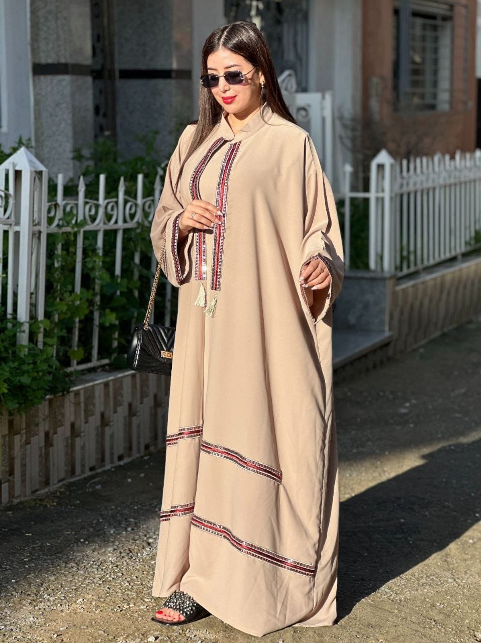 صورة خلفية لعباءة فاخرة بتصميم عصري