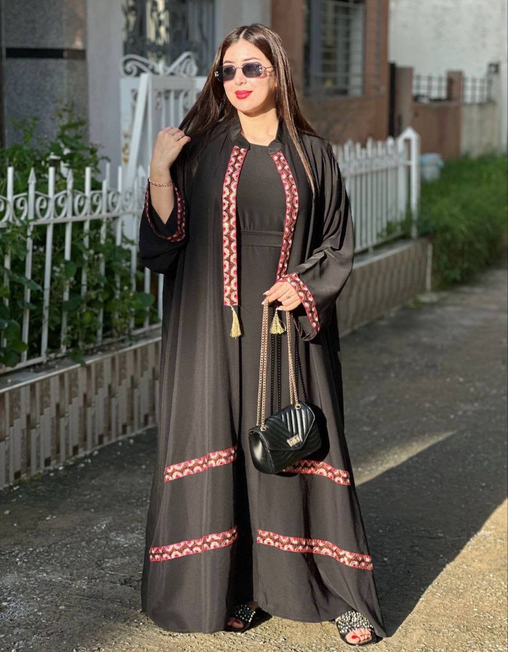 عباءة فاخرة بتفاصيل مطرزة على الصدر والأكمام