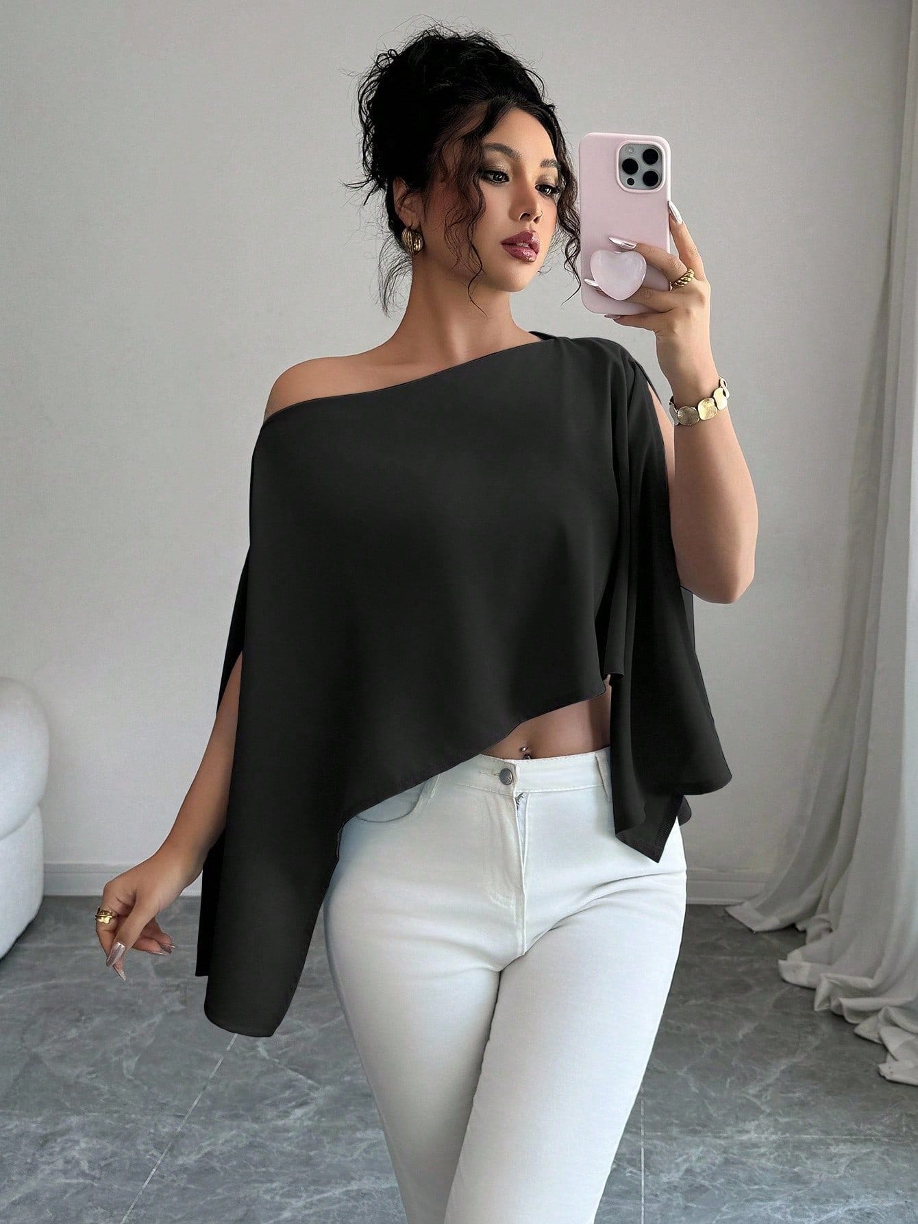 Femme portant le haut Lucy dans un style élégant
