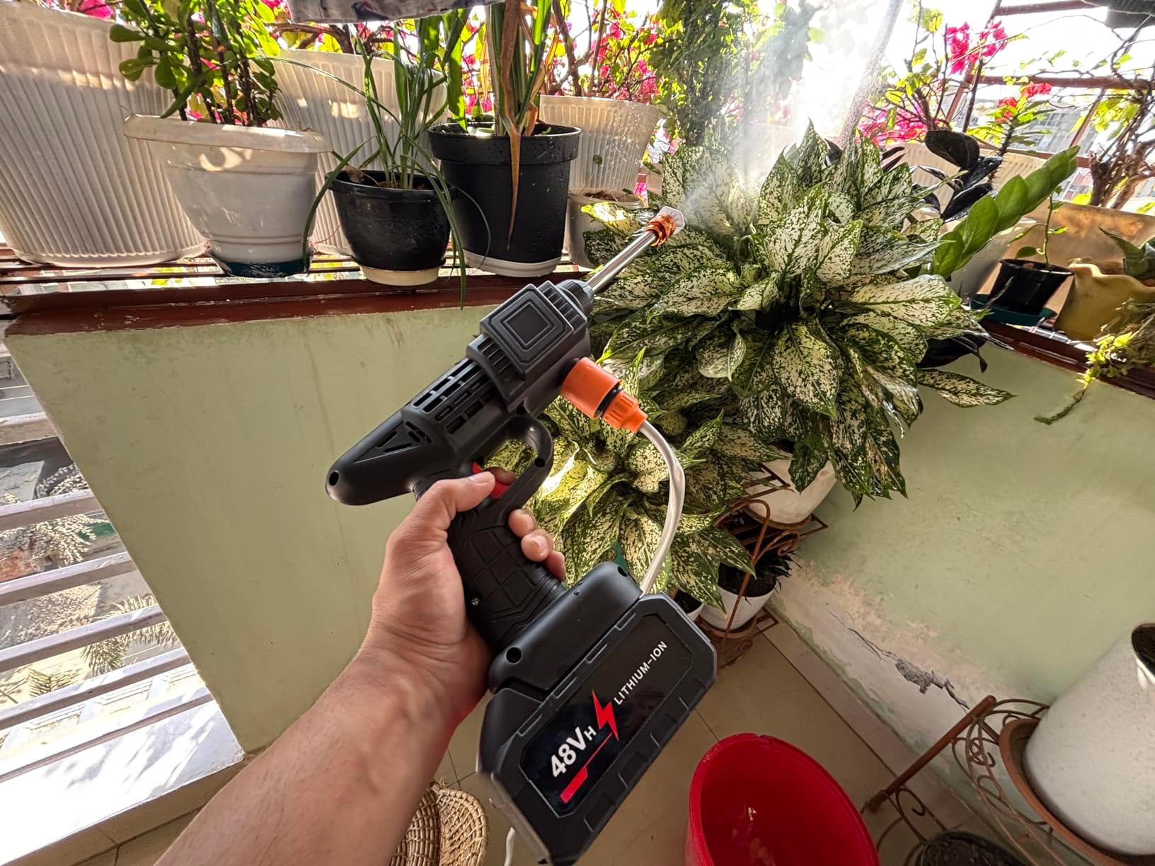 صورة لمستخدم يستخدم غسالة الضغط اللاسلكية لتنظيف السيارة