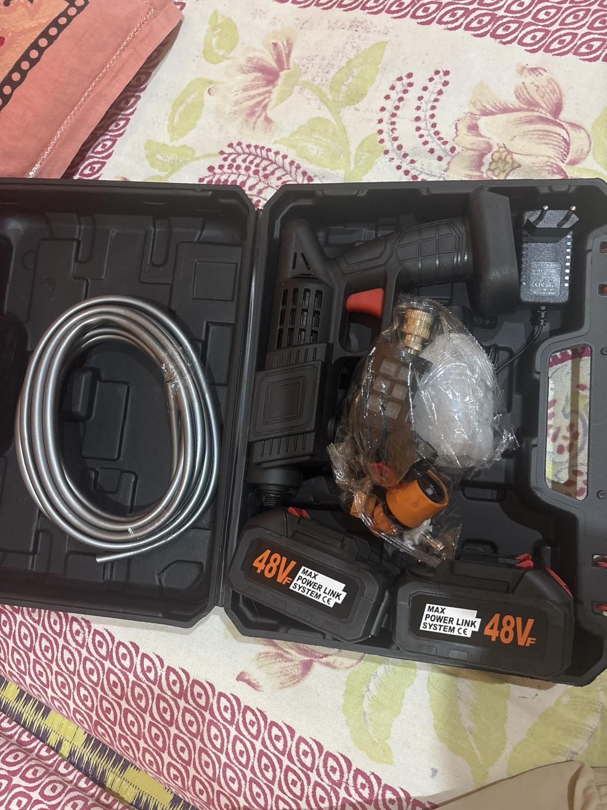 صورة لغسالة الضغط اللاسلكية أثناء العمل