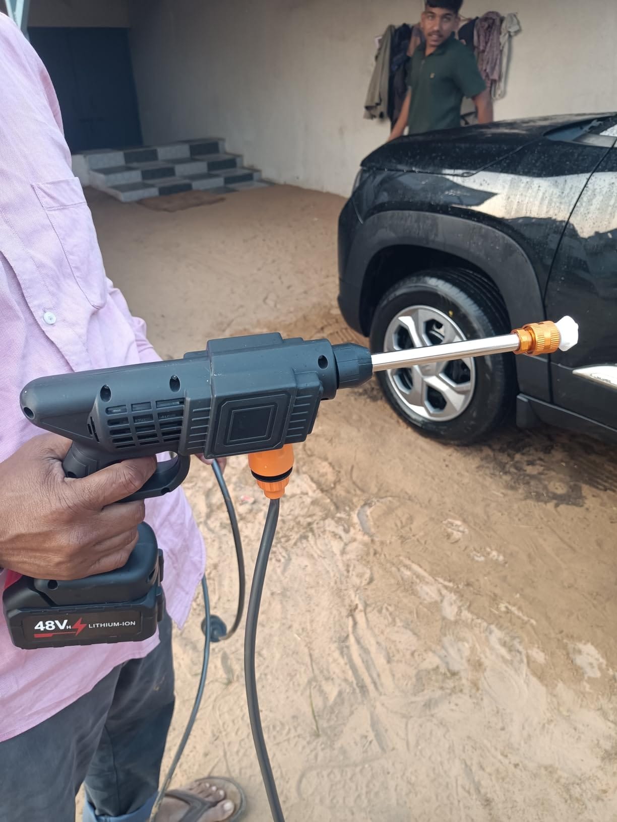 صورة لغسالة الضغط اللاسلكية مع ملحقاتها