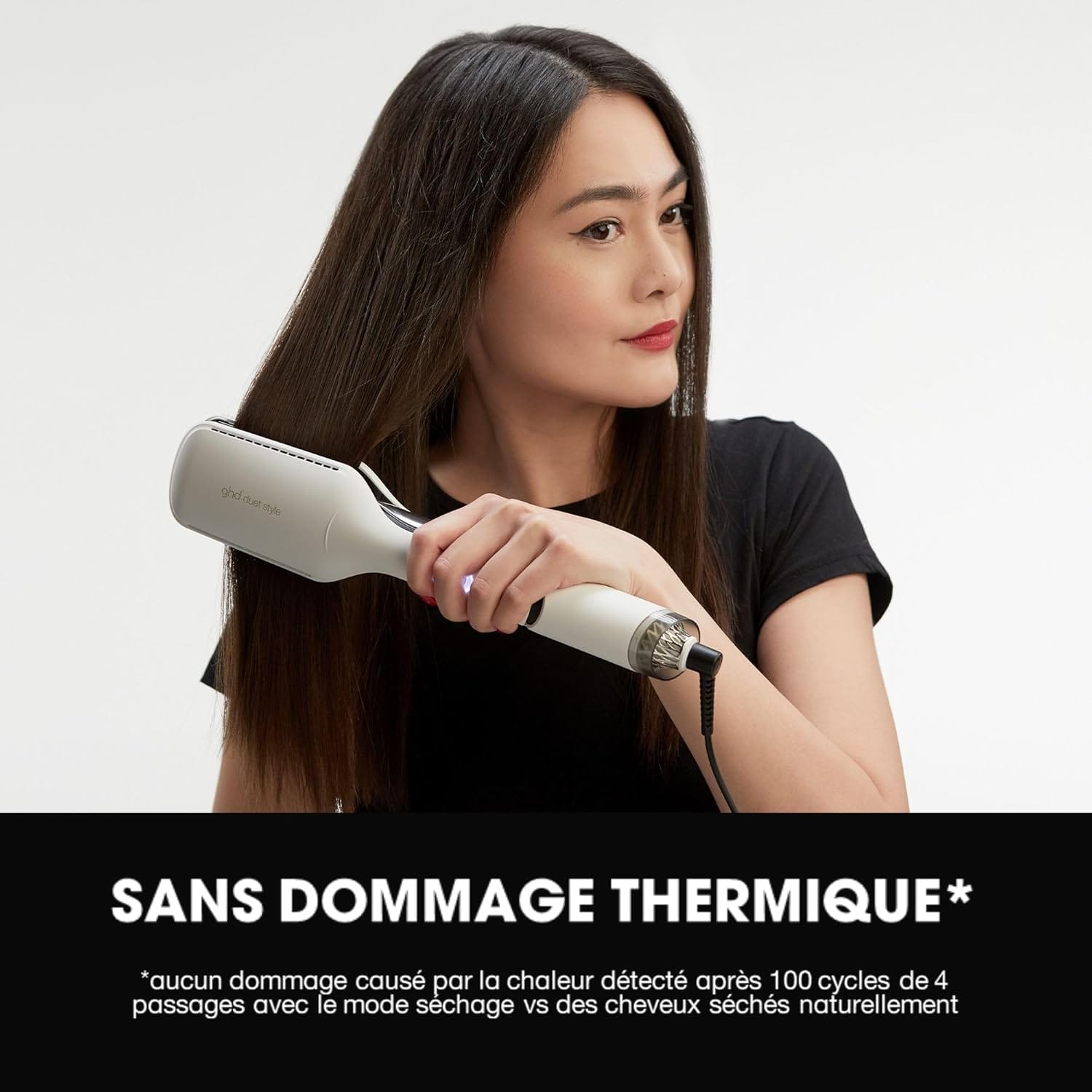 Femme utilisant le lisseur séchant ghd pour des cheveux brillants