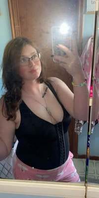 Moeder die de Faja Colombiana draagt en zich zelfverzekerd voelt