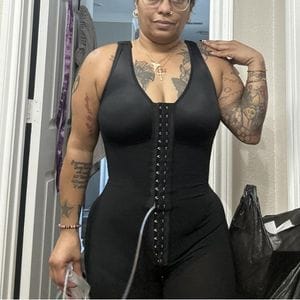 Moeder die actief is met de Faja Colombiana