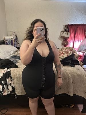 Close-up van de Faja Colombiana die de buik ondersteunt