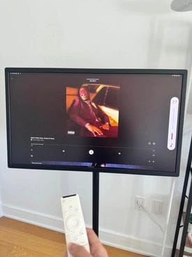 User connecting devices via HDMI and USB