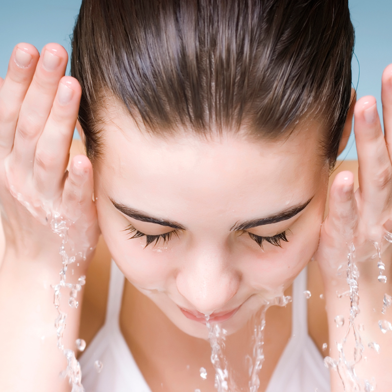 Lavado del rostro por la mañana