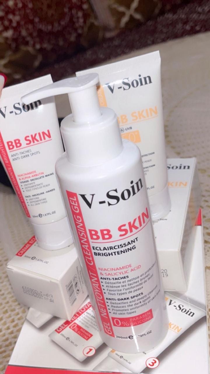 امرأة مبتسمة ببشرة مشرقة