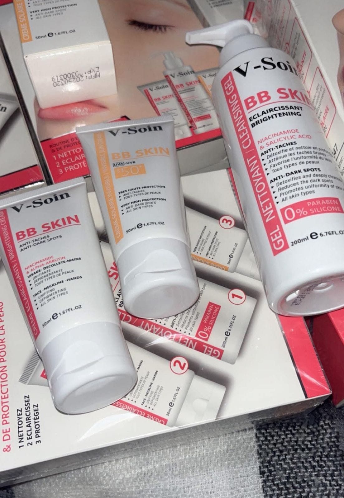 امرأة سعيدة ببشرتها بعد استخدام المنتج