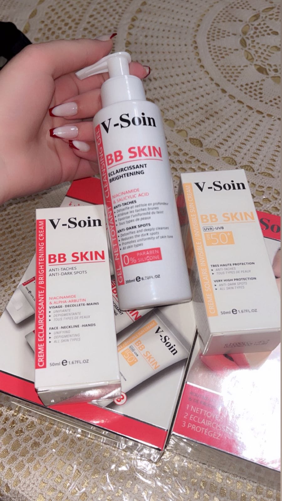 امرأة سعيدة ببشرتها المثالية