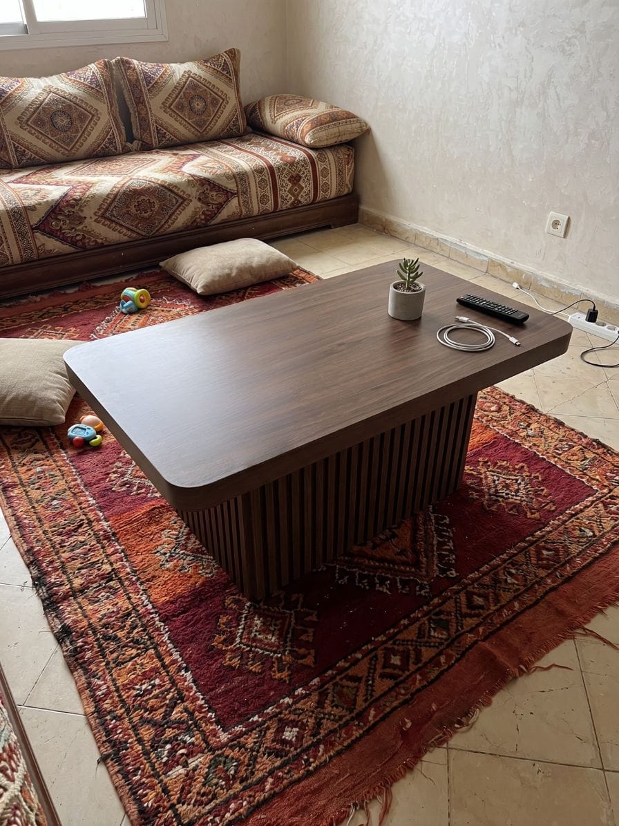 Table basse en noyer massif posée dans un salon, prête à l'emploi.