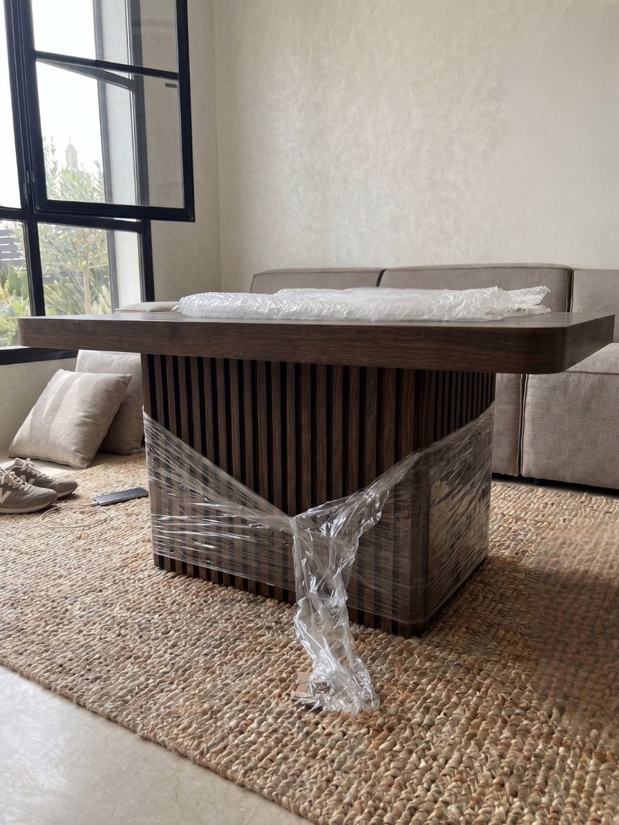 Gros plan sur la finition mate d'une table basse en noyer.