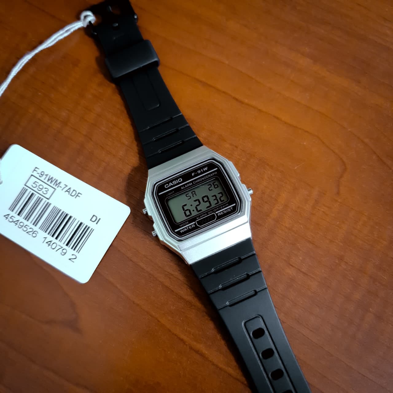 صورة مقربة لساعة كاسيو F-91W تعرض الشاشة