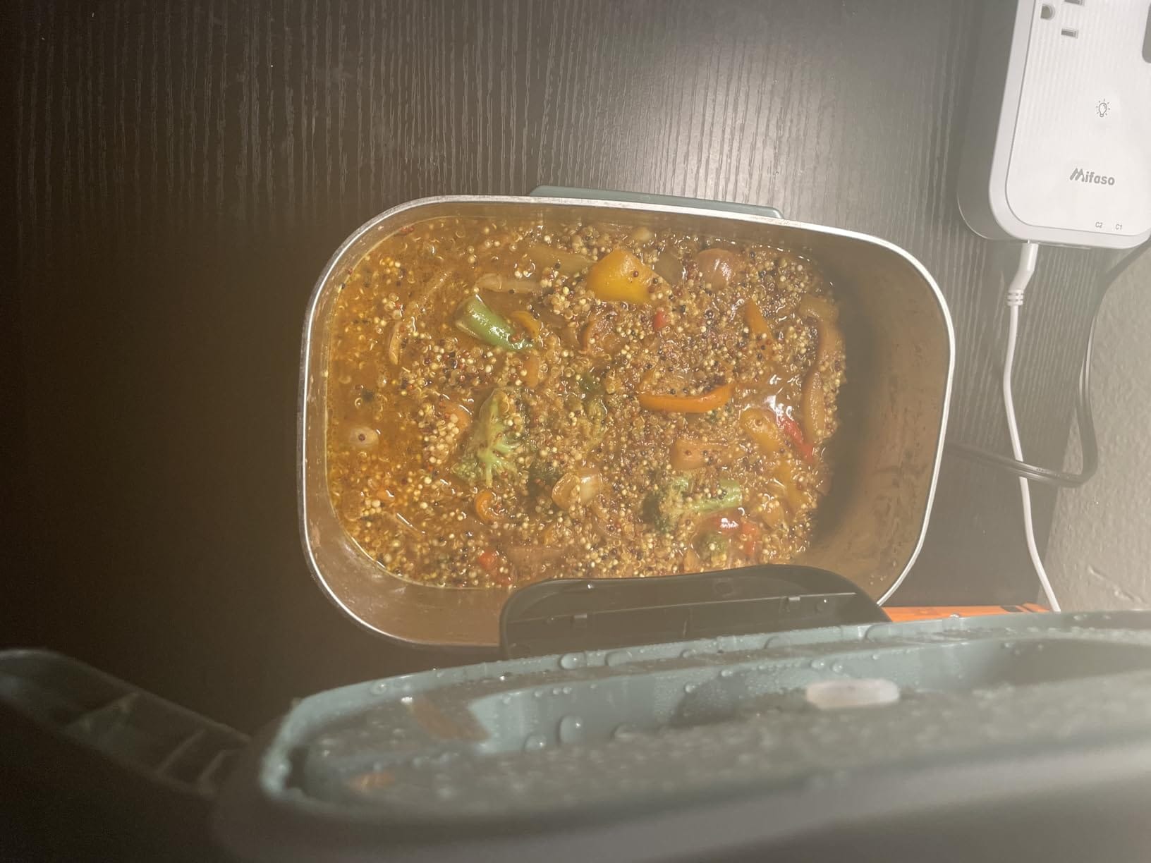 عامل بناء يتناول وجبة ساخنة في موقع العمل