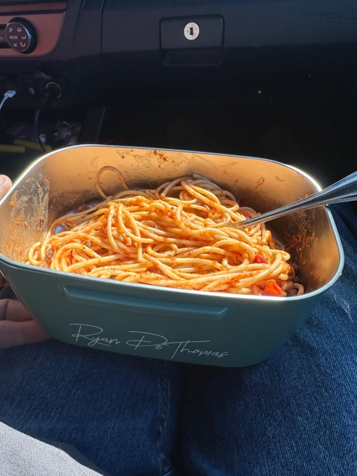 رجل سعيد يتناول طعامه الساخن في السيارة