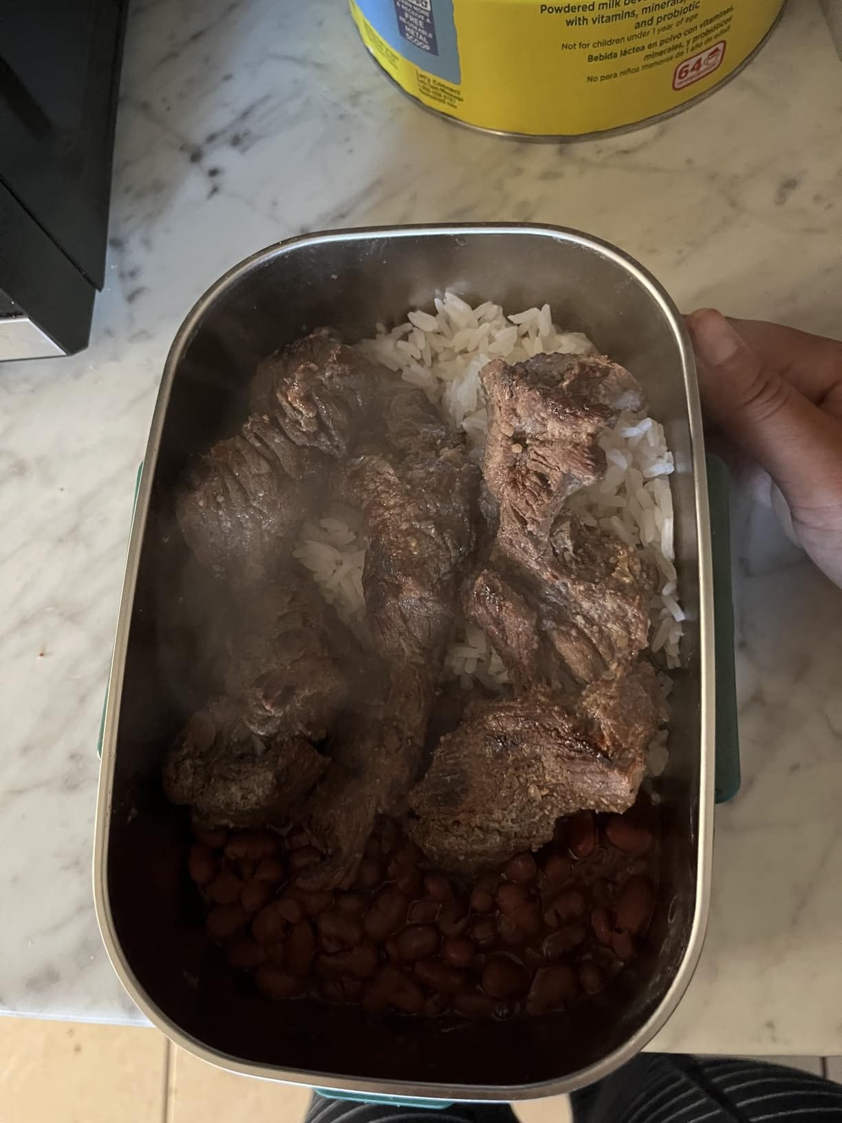 سيدة سعيدة تتناول وجبة ساخنة في المكتب