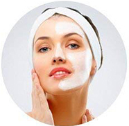 Application d'une crème hydratante après utilisation.