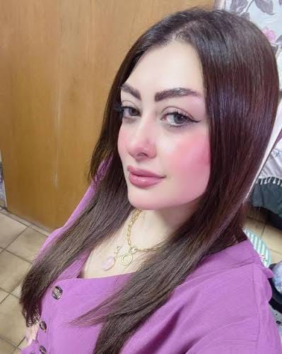 رجل يعتني بشعره