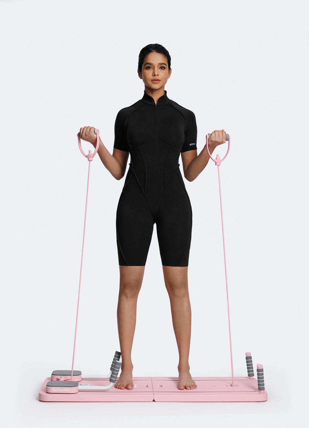 Femme utilisant le Mini Reformer pour renforcer ses muscles