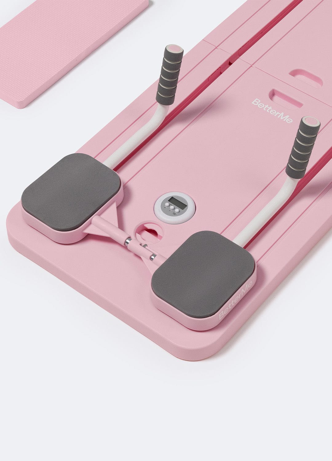 Femme utilisant le Mini Reformer Pilates à domicile