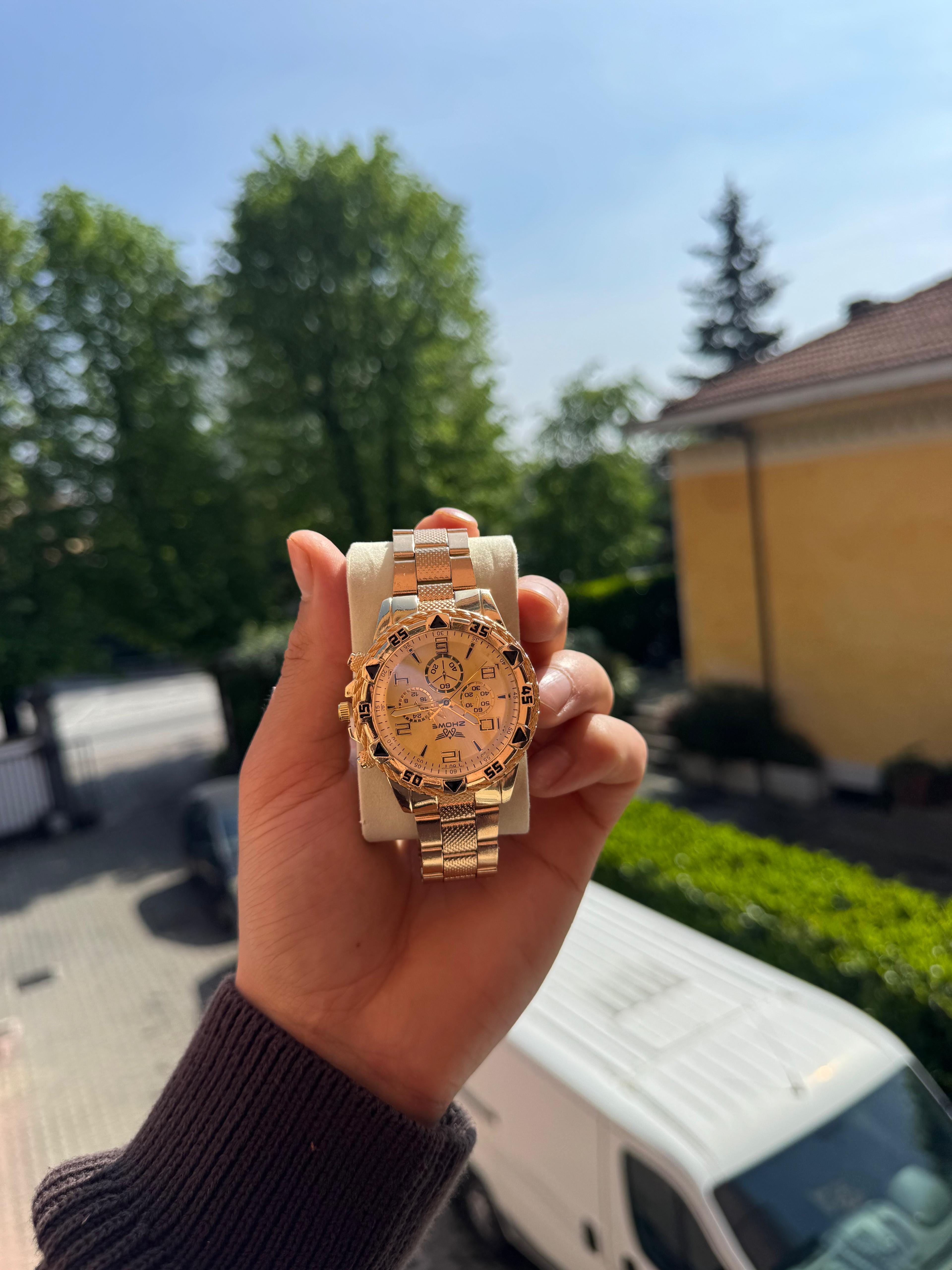 Primo piano dell'orologio al polso di un uomo