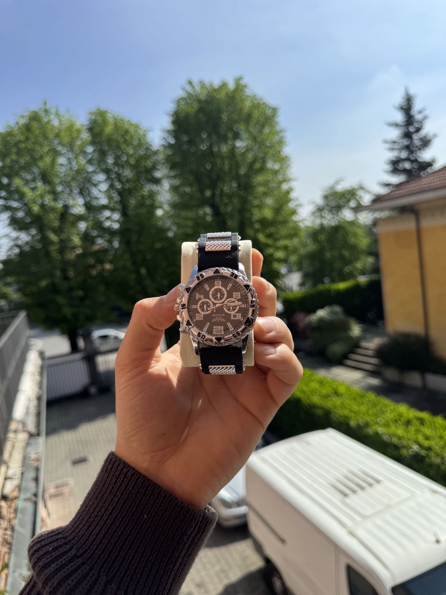L'orologio mostrato con la luce che riflette sulla cassa in acciaio.