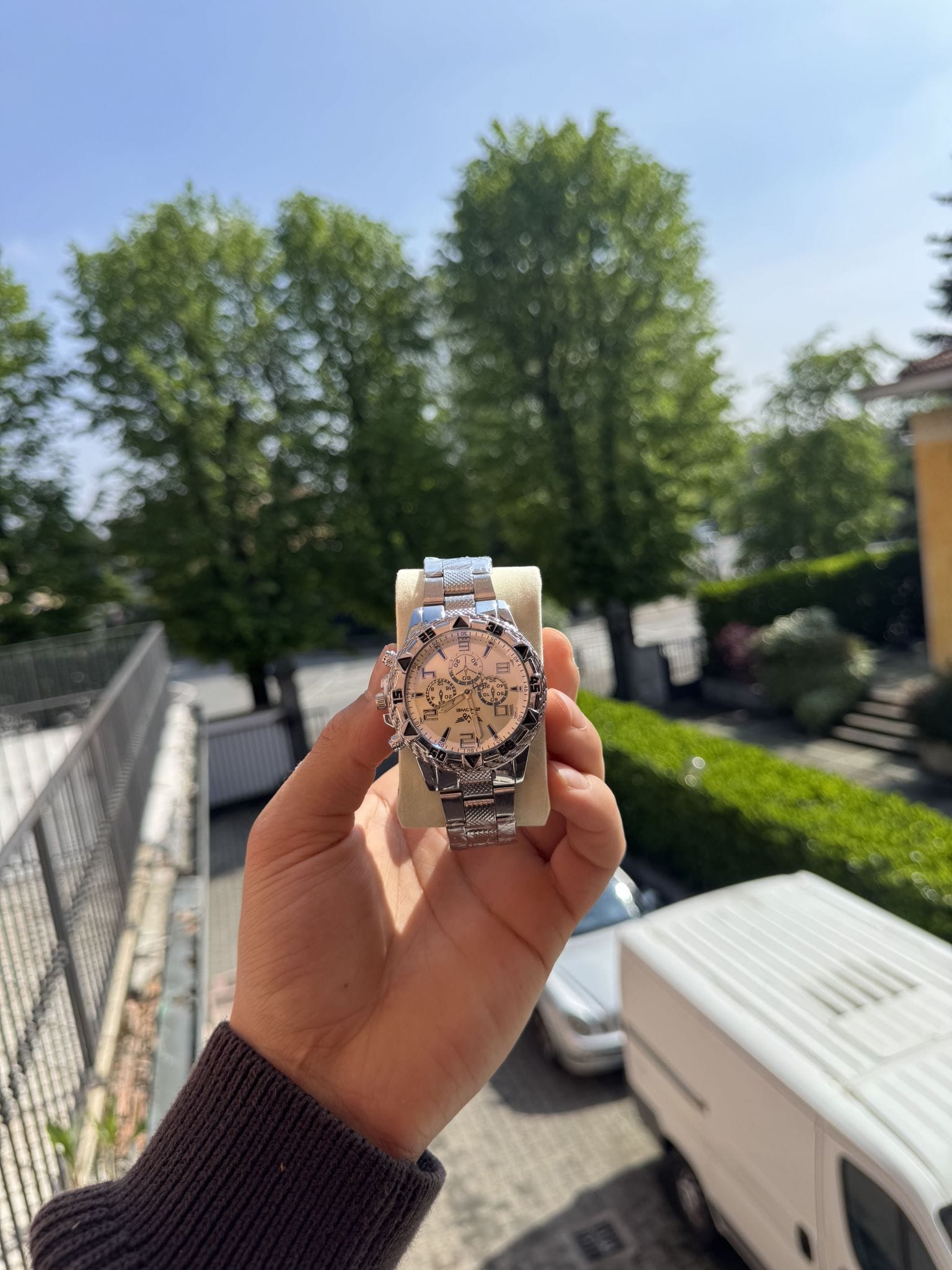 Orologio da uomo in un contesto casual