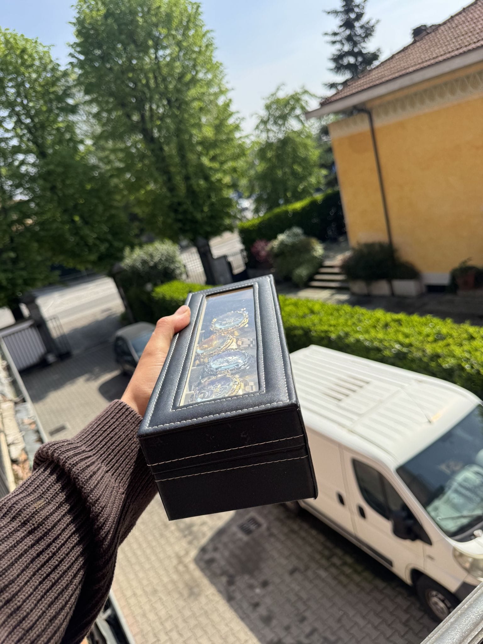 Orologio da uomo indossato con un abito elegante